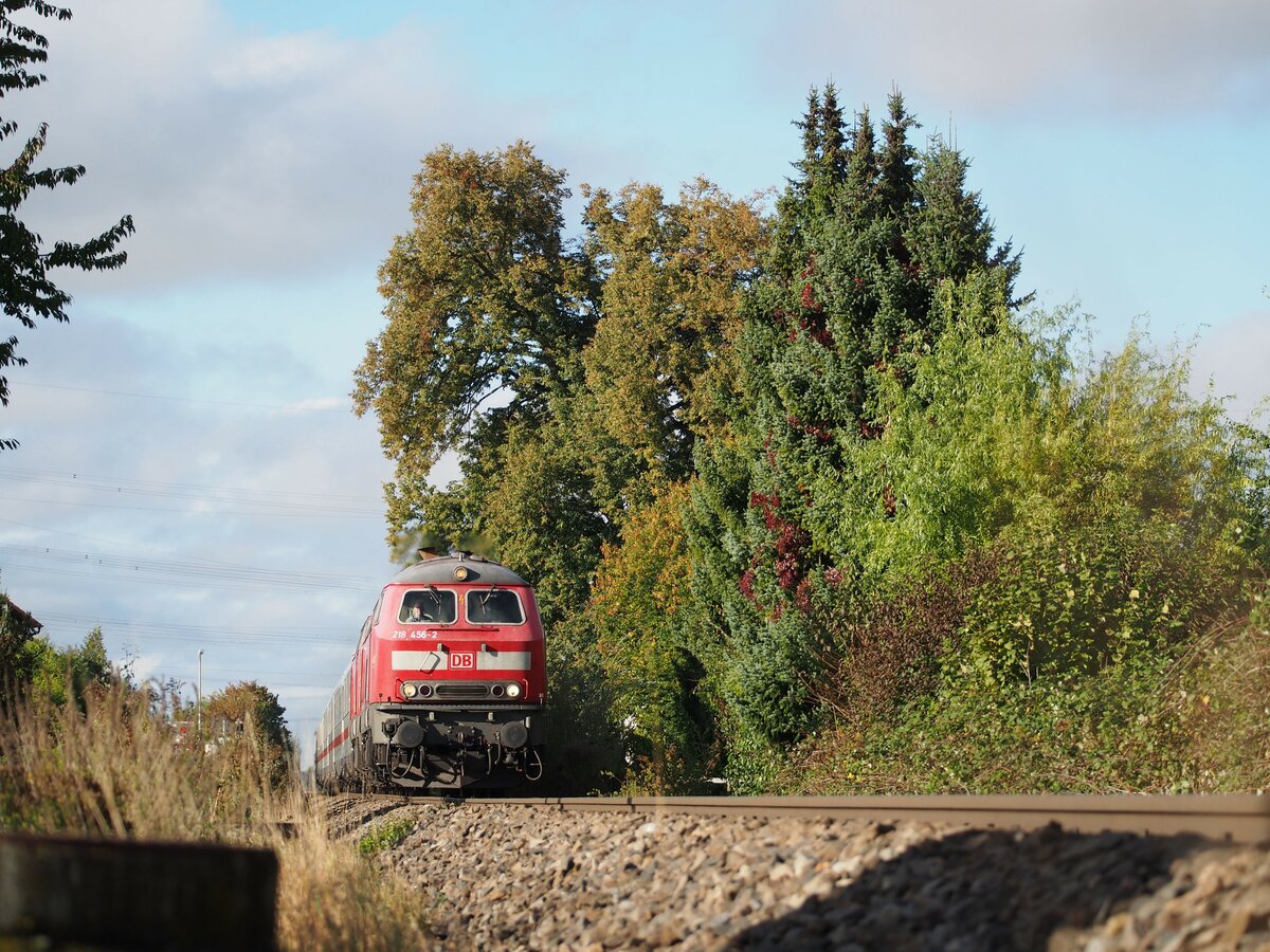 218 456-2 und eine weitere 218 vor IC Allgäu 2013 in Bellenberg am 03.10.2020.