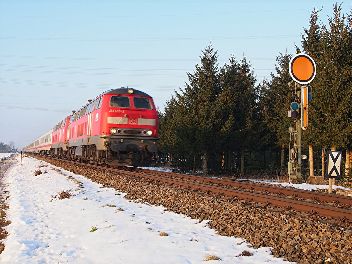 218 458-2und eine weitere 218 mit IC 2013 Allgäu bei Bellenberg am 12.02.2015.