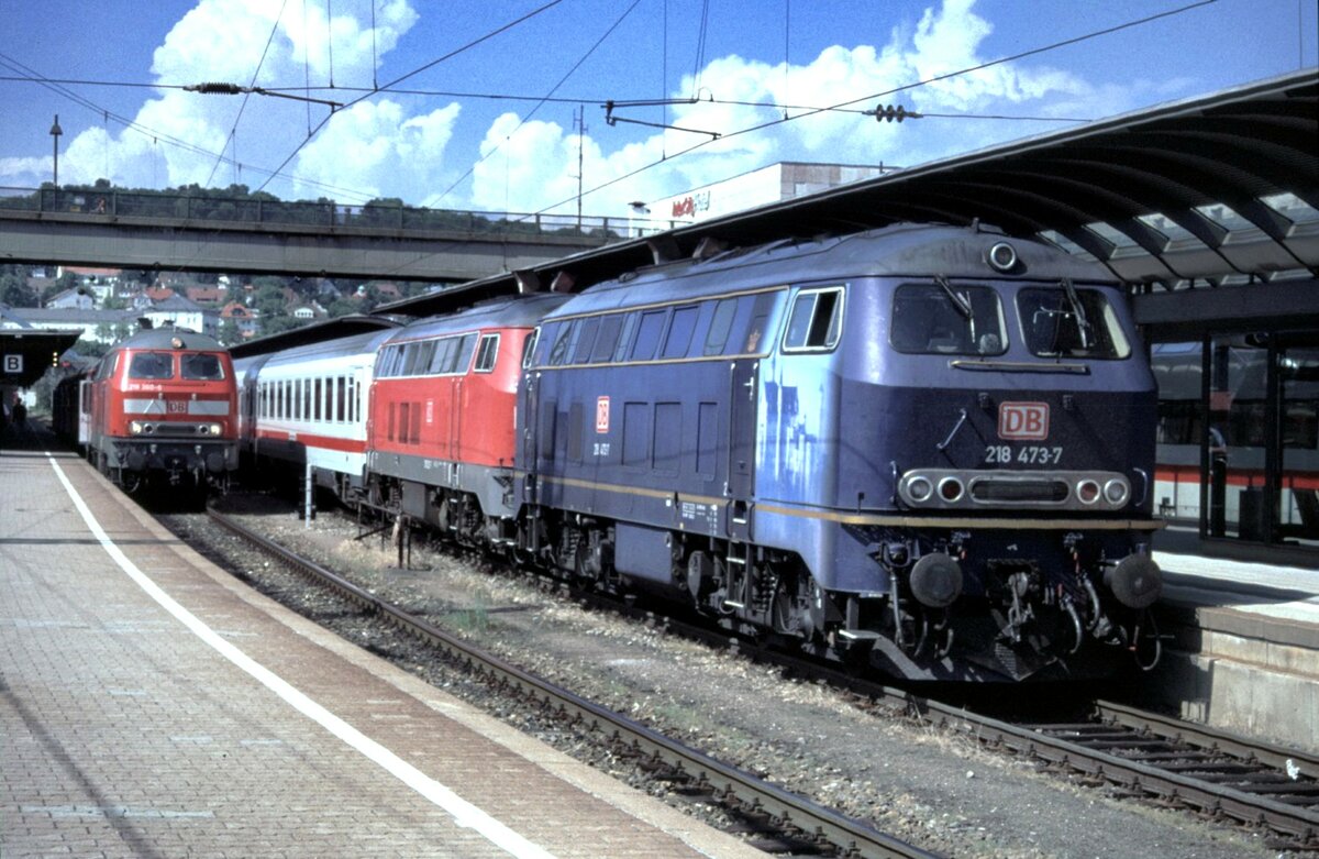 218 473-7 Ludwiglok und eine weitere 218 und 218 360-6 mit einem Nahverkehrszug in Ulm am 04.06.2002.