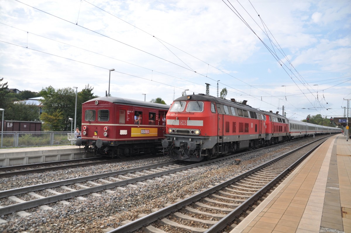 218 487-7 mit 432-2 und IC Allg�u f�hrt an 465 005-7 mit 865 611-8 in Amstatten vorbei. Am 17.09.2011.