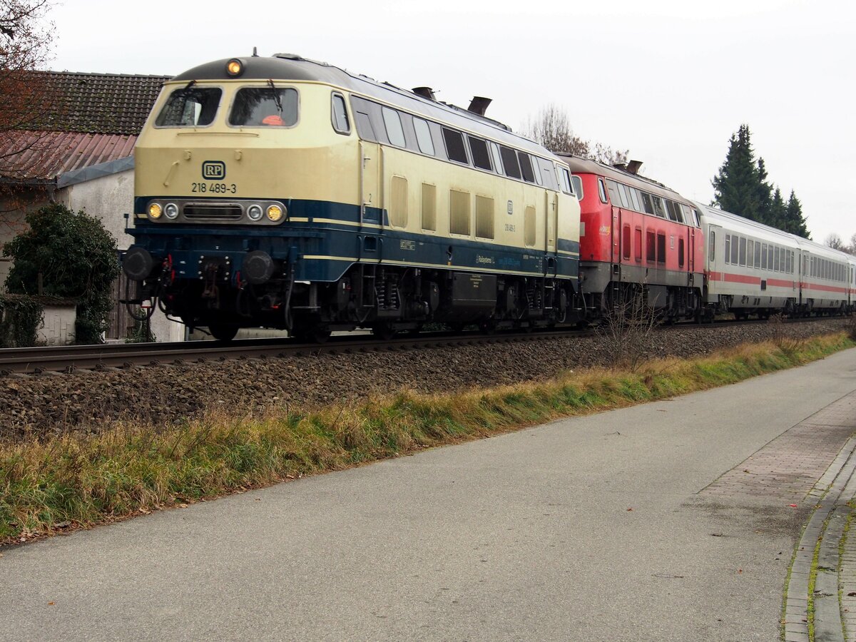 218 489-3 RP und eine DB 218 mit IC Allgäu 2012 in Bellenberg am24.11.2020.