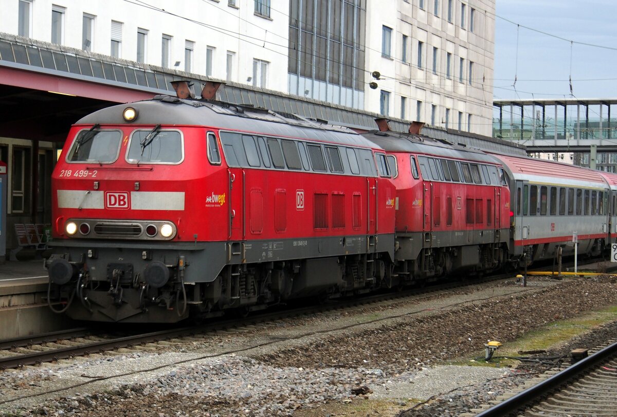 218 499-2 und 218 456-2 mit IC 119 ÖBB in Ulm am 04.01.2020.