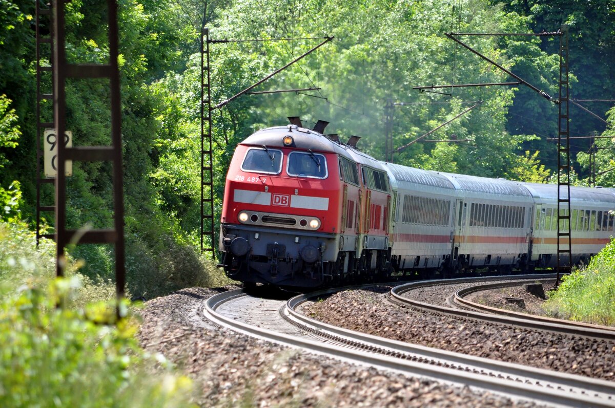 218 87-7 und eine weitere 218 mit IC 2012 Allgäu in Ulm am 06.06.2013.