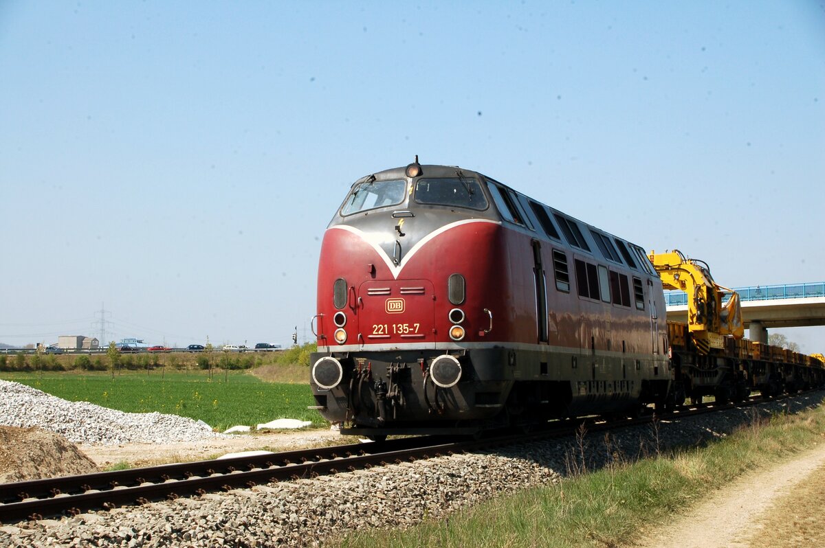 221 135-7 mit Baumaterialzug bei V�hringen am 21.04.2007.