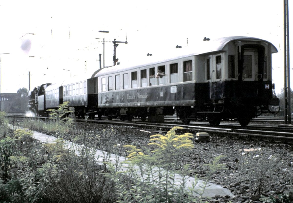23 105 mit Wagen der Deutschen Weinstraße bei der Jubiläumsparade 150 Jahre Deutsche Eisenbahn in Nürnberg am 14.09.1985.