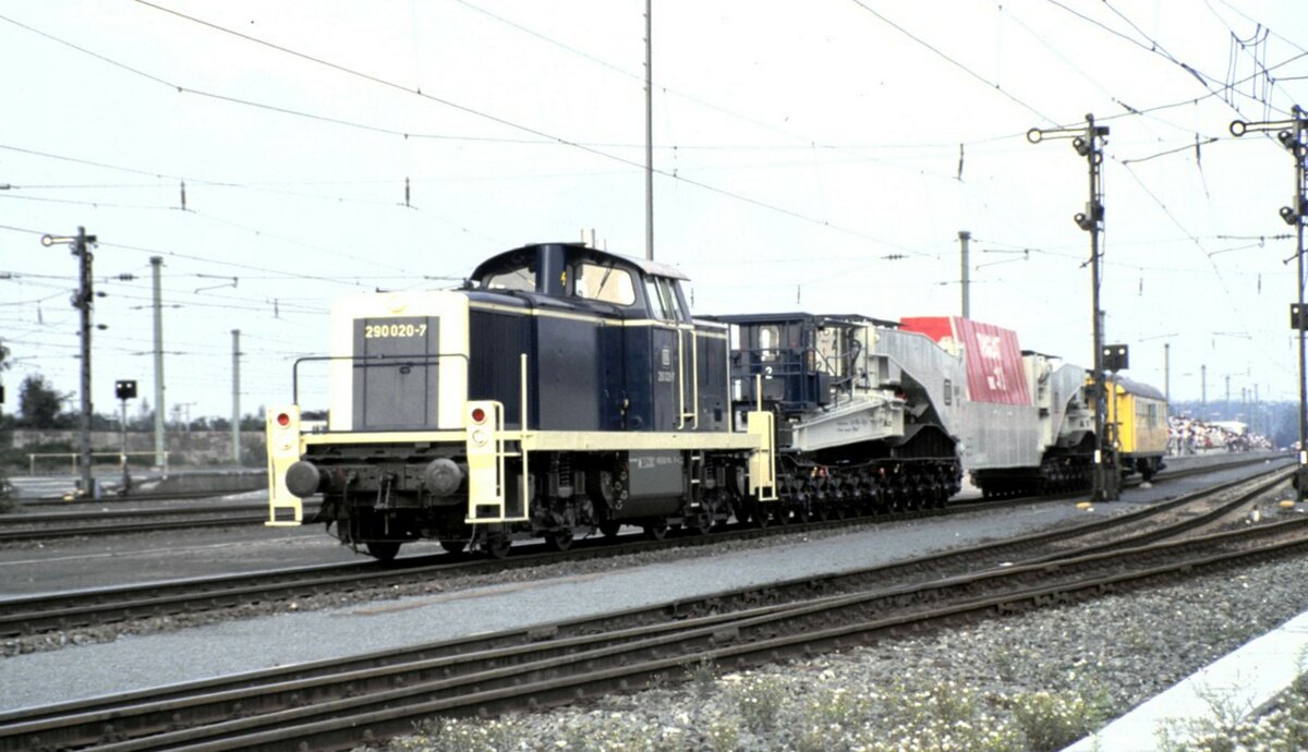 290 020-7 mit Schwertransporter Tragschnabelwagen bei der Parade zum Jubiläum 150 Jahre Deutsche Eisenbahn in Nürnberg am 14.09.1985.