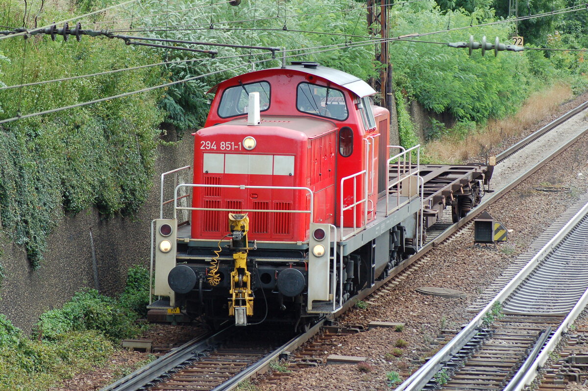 294 851-1 mit einem leeren Containerwagen in Ulm am 04.08.2008.
