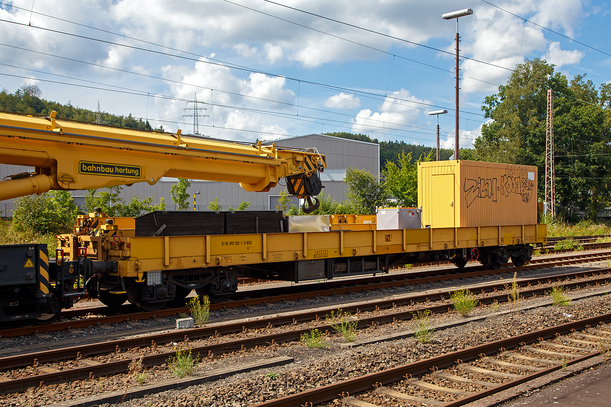 
4-achsiger (Drehgestell-) Schutzwagen 87 80 3901 003-7 D-WSG ausgeführt, hier als Schutzwagen zum125t - KIROW Gleisbauschienenkran KRC 810 T der Hartung Bau (Fulda), Schweres Nebenfahrzeug Nr. 97 82 53 512 19-5, abgestellt am 19.08.2020 in Kreuztal.

TECHNISCHE DATEN: 
Spurweite: 1.435 mm
Länge über Puffer:  19.900 mm
Drehzapfenabstand:  14.860 mm
Achsabstand im Drehgestell:  1.800 mm
Länge der Ladefläche: 18.660 mm
Höchstgeschwindigkeit:  120 km/h
Eigengewicht:  26.500 kg
Maximale Ladegewicht:  53,5 t (ab Streckenklasse C)
Kleinster bef. Gleisbogenradius:  75 m
Bremse: KE-GRA