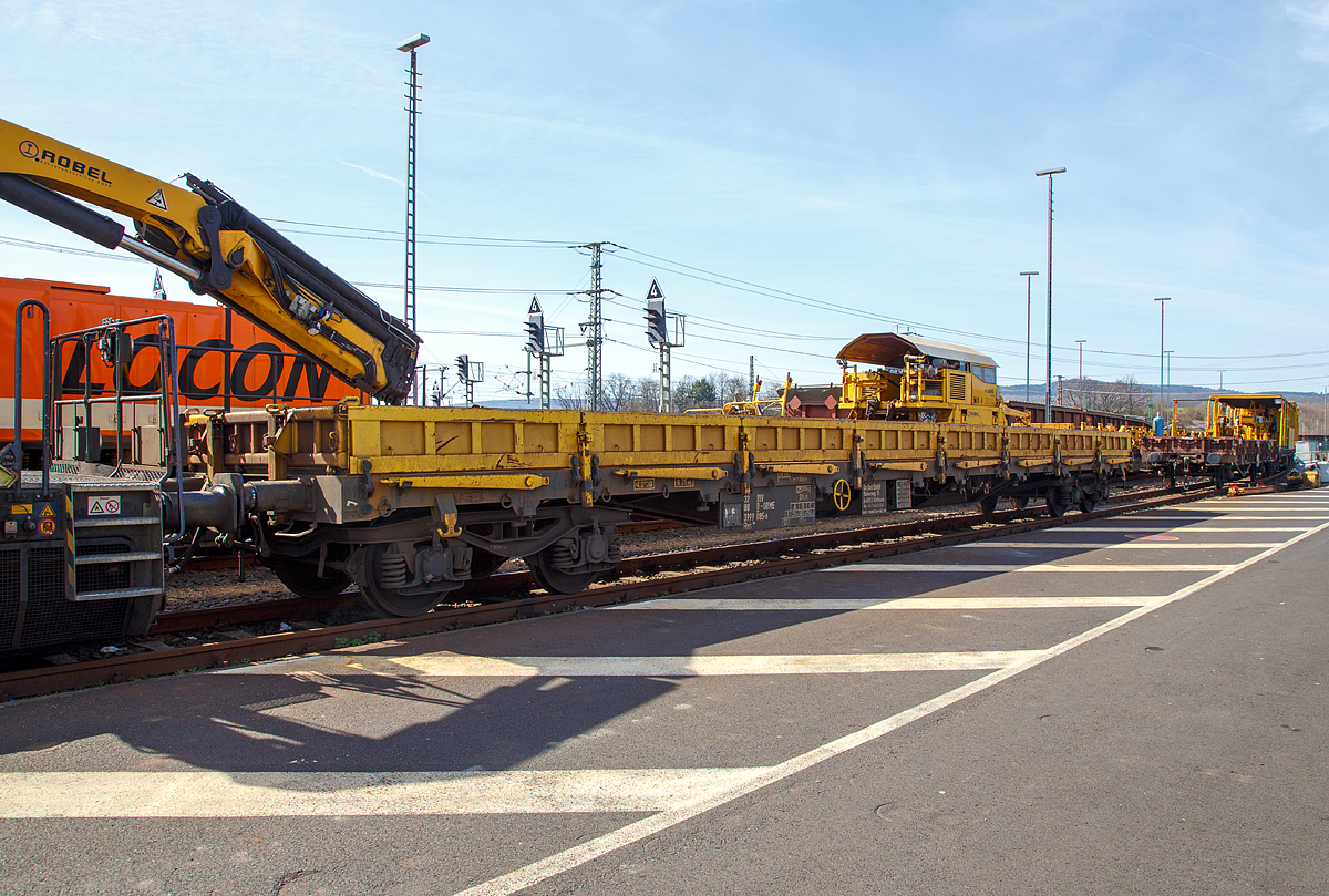 4-achsiger Drehgestell-Flachwagen mit Seitenborden, der Gattung Res 170,  RIV 37 80 3999 122-9 D-ORME, der Vermietungsfirma On Rail GmbH(Mettmann), abgestellt am 25.03.2017 beim ICE-Bahnhof Montabaur.

Technische Daten:
Spurweite: 1.435 mm
Anzahl der Achsen: 4
L�nge �ber Puffer: 19.900 mm
Ladel�nge: 18.400 mm
Ladebreite: 2.640 mm
Drehzapfenabstand: 14.860 mm
Achsabstand im Drehgestell: 1.800 mm
Eigengewicht: 25.300 kg
Tragf�higkeit: 54.500 kg (Streckenklasse C)
Achslast: 20 t
H�chstgeschwindigkeit: 100 km/h (beladen) / 120 km/h (leer)
Kleinster befahrbarer Gleisbogen: R = 75 m
Bremse: KE – GP