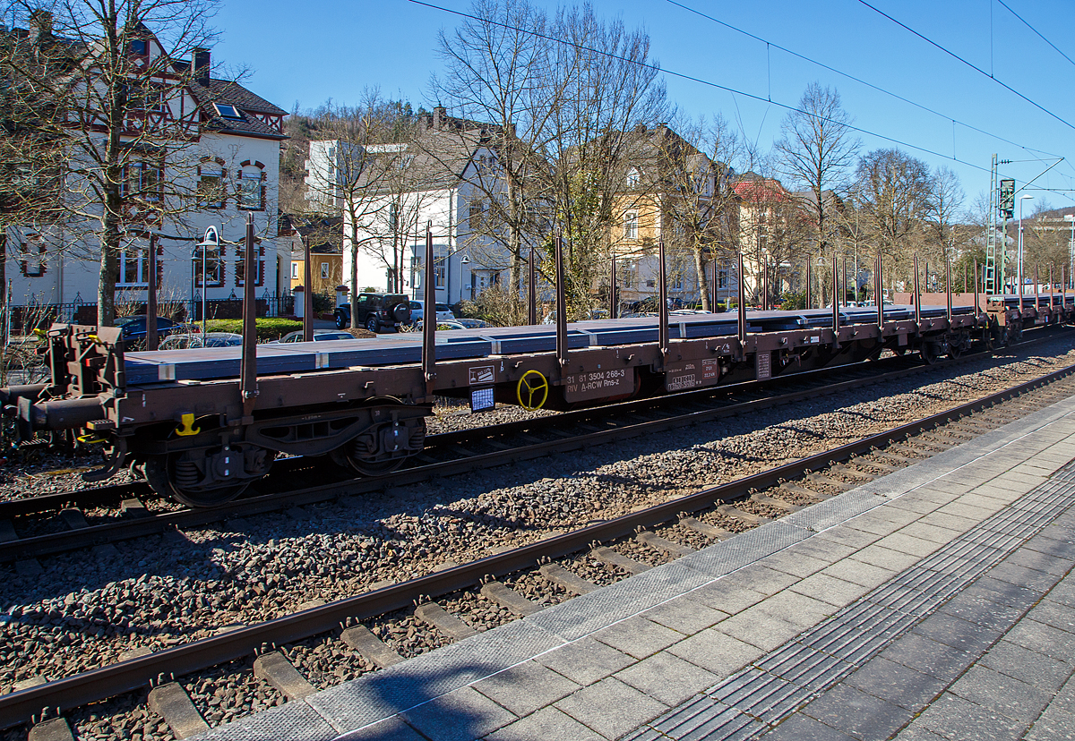 4-achsiger Drehgestell-Flachwagen, mit Stirnwandklappen und Drehrungen, ohne Seitenklappen, 31 81 3504 268-3 A-RCW, der Gattung Rns-z, der Rail Cargo Austria (zur �BB), am 18.03.2022 im Zugverband beladen mit Grobblechen bei einer Zugdurchfahrt in Kirchen (Sieg).