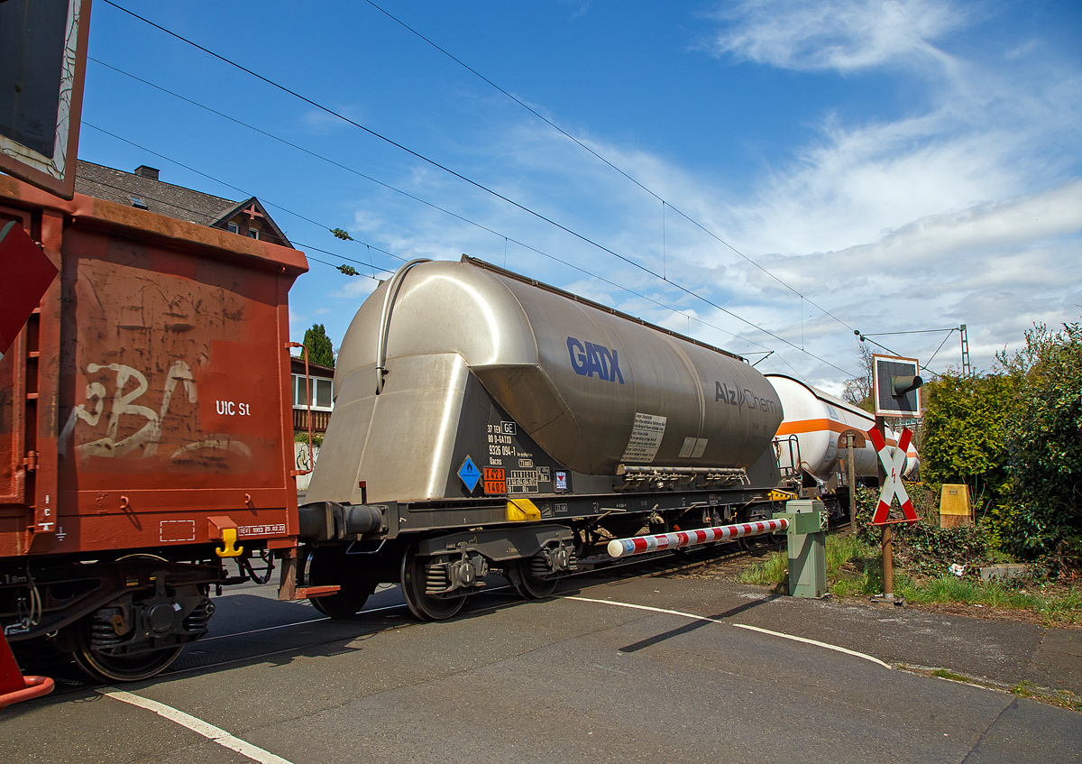 4-achsiger Drehgestell-Staubgutwagen (73 m³ Silowaggon), 37 80 9326 094-1 D-GATXD, der GATX Rail Germany GmbH (Mieter AlzChem AG) am 21.04.2022 bei der Zugdurchfahrt in Kirchen/Sieg.
 
Die Gefahrguttafel (Gefahrgutnummer X423 / 1402) aber auch die Aufschrift sagen aus welcher brisante Stoff transportiert wird, es ist Calciumcarbid, welches mit Wasser stark reagiert. X423 = entzündbarer fester Stoff, der mit Wasser gefährlich reagiert, wobei
brennbare Gase entweichen /  UN-Nummer 1402 = Calciumcarbid. Früher wurde Calciumcarbid in Karbidlampen mit Wasser versetzt, mit dem es zu brennbarem Ethin (Acetylen) reagierte. Heute wird es zum Entschwefeln von Roheisen in der Stahlindustrie verwendet.

TECHNISCHE DATEN:
Hersteller: Feldbinder Spezialfahrzeugwerke GmbH
Herstellerbezeichnung: Silowaggon BEUT 73.4-3/1 RID (Calciumcarbid)
Gattung: Uacns
Spurweite: 1.435 mm
Länge über Puffer : 14.500 mm
Drehzapfenabstand: 9.460 mm
Achsabstand im Drehgestell: 1.800 mm
Höchstgeschwindigkeit: 100 km/h (120 km/h leer)
Eigengewicht: 17.480 kg
Nutzlast: 72,50 t (ab Streckenklasse D)
Drehgestelle: Y25 Lsi(f)-FFB-K
Puffer Kategorie: A 32 kJ
Kleinster bef. Halbmesser: 35 m
Gesamtvolumen: 73 m³
Intern. Verwendungsfähigkeit: TEN GE

Tankcode: S2,65AN(+)
Betriebsdruck: 2,50 bar / -0,05 bar
Prüfdruck: 3,25 bar
Behälterwerkstoff : Aluminiumlegierung
Drei Domöffnungen DN 500 mit vier Verschraubungen.
Auslaufleitung DN 100 mit pneumatisch öffnenden Absperrklappen und Schlauchanschluss DN 100 beidseitig in Fahrzeugmitte.
Drei Absperrklappen DN 200 unterhalb der Auslaufkonen, beidseitig bedienbar.