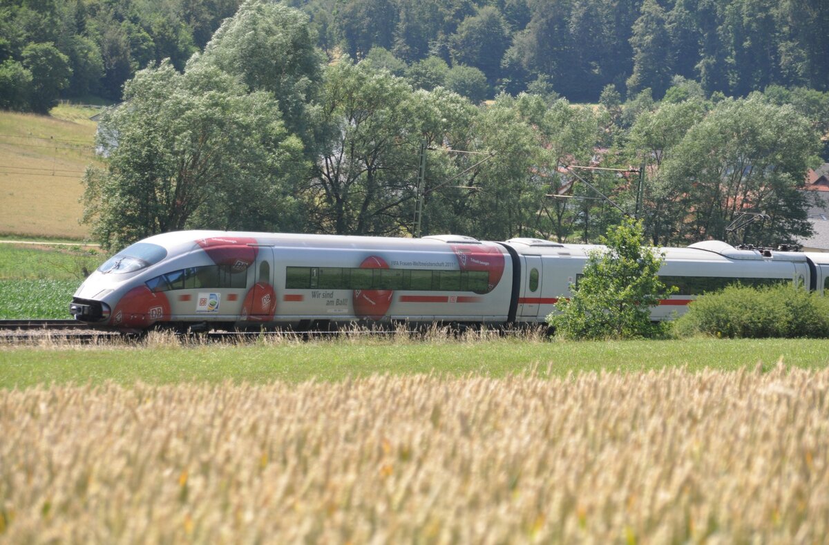 403 504-4 uns 403 054-0 mit Werbung für FIFA Frauen-Weltmeisterschaft 2011 bei Urspring am 27.07.2011.