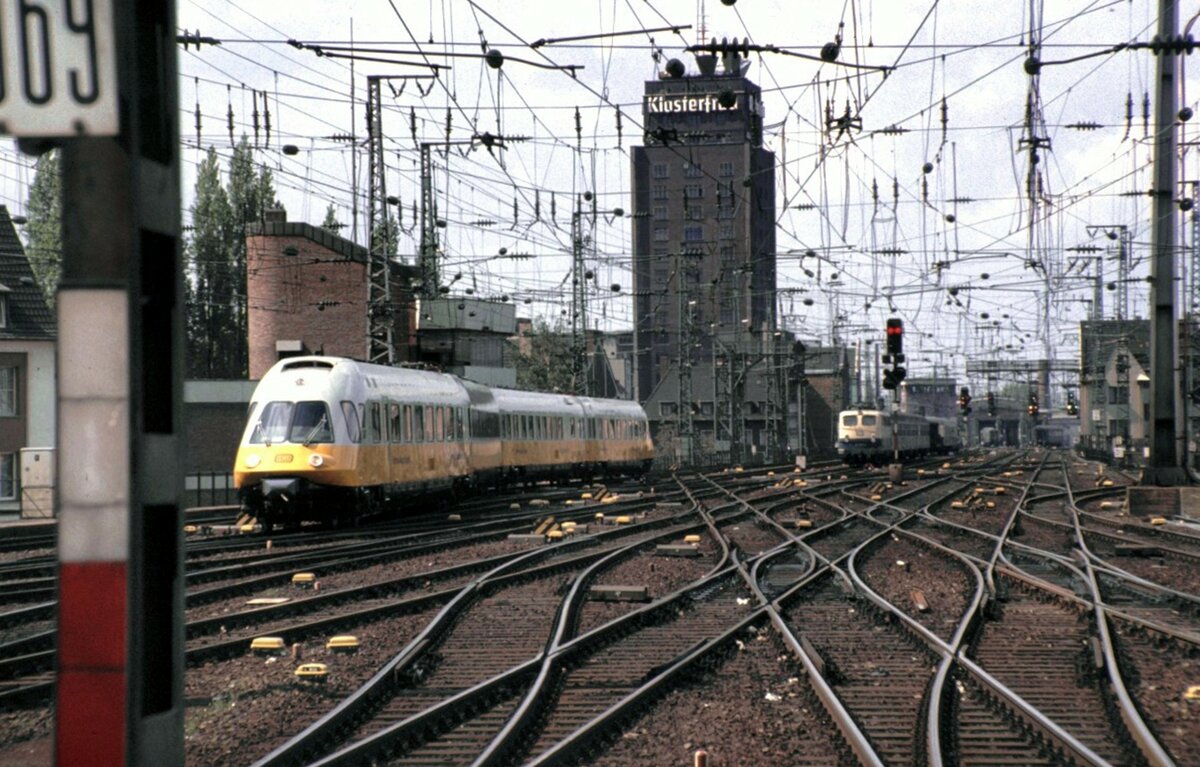 403 Airport-Express und 141 in K�ln am 29.04.1983.