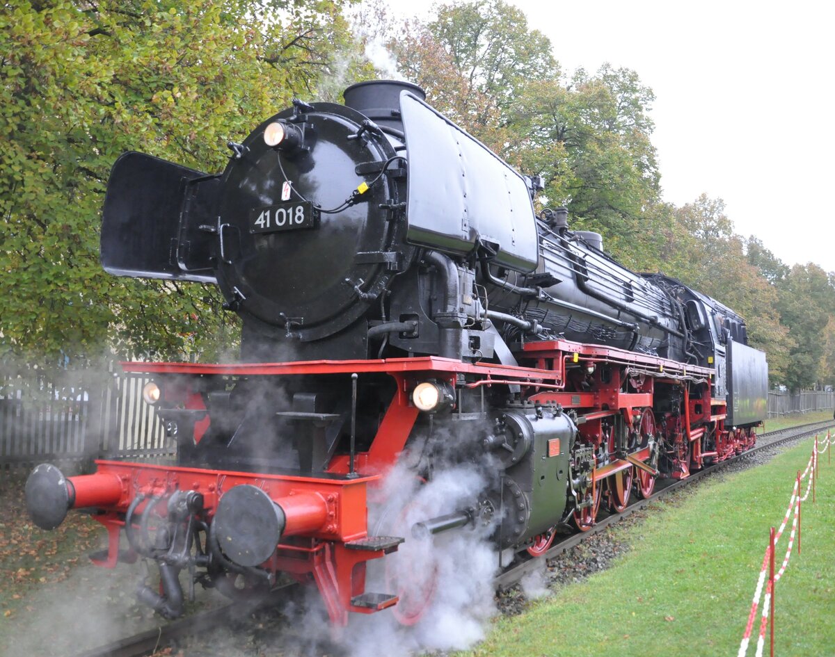 41 018 im Bahnpark Augsburg am 25.10.2009.