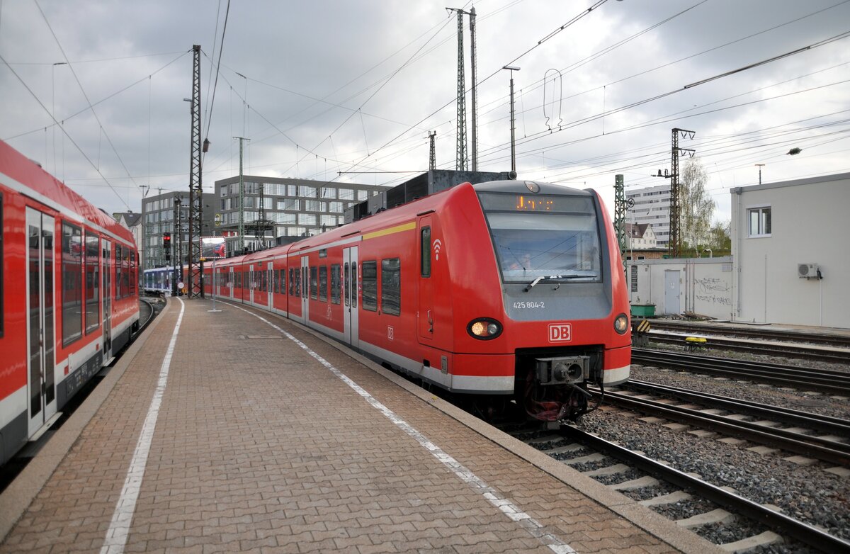 425 804-2 und 426 543-5 der Bodensee-Oberschwaben-Bahn in Ulm am 30.04.2022.