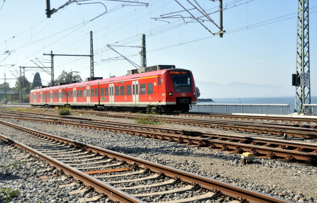 425 811-7 auf dem Bodenseedamm bei Lindau am 07.10.2023.