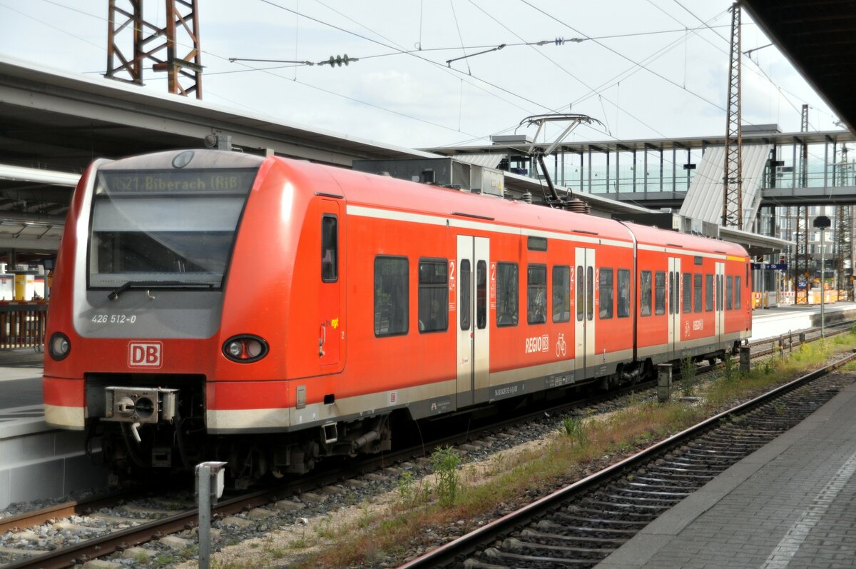 426 512-0 in Ulm am 20.05.2023. Das Fahrzeug mit Beinamen  Babyquietschie  wird von Ulm auf der Strecke RS 21, manchmal auch als N RS 21 eingesetzt nach Biberach (Riß) und fährt über Laupheim Stadt, einem Bahnhof an einer Spitzkehre. Einige Tage zuvor waren wir mit dem 426 gefahren. Man hat den 425 und 426 grundlegend überarbeitet. Der Beiname Quietsche gilt für diese überarbeiteten Fahrzeuge nicht mehr. 