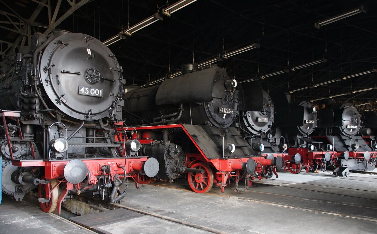 43 001; 41 1225-6; 44 1338; 52 4924-8 und 50 3648-8 im Sächsischen Eisenbahnmuseum in Chemnitz am 19.04.2017.