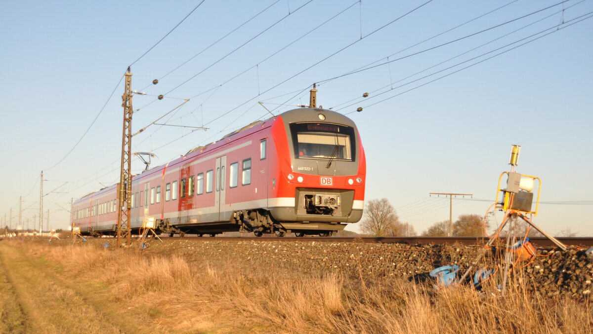 440 022-2 in einer Baustelle mit automatischer Warnanlage bei Neu-Ulm Pfuhl am 01.03.2010.