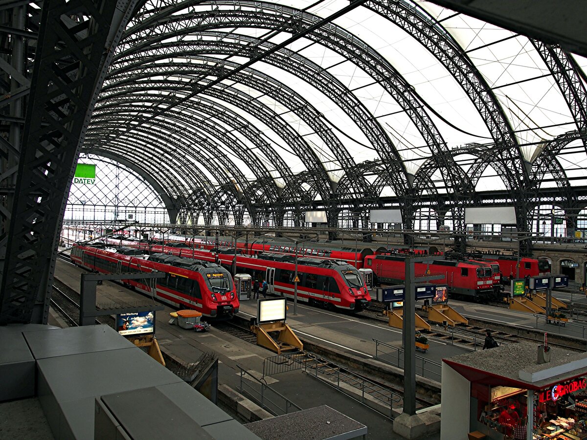 442er und 143er in Dresden Altstadt in der Seitenhalle des Hbf am 16.04.2015.