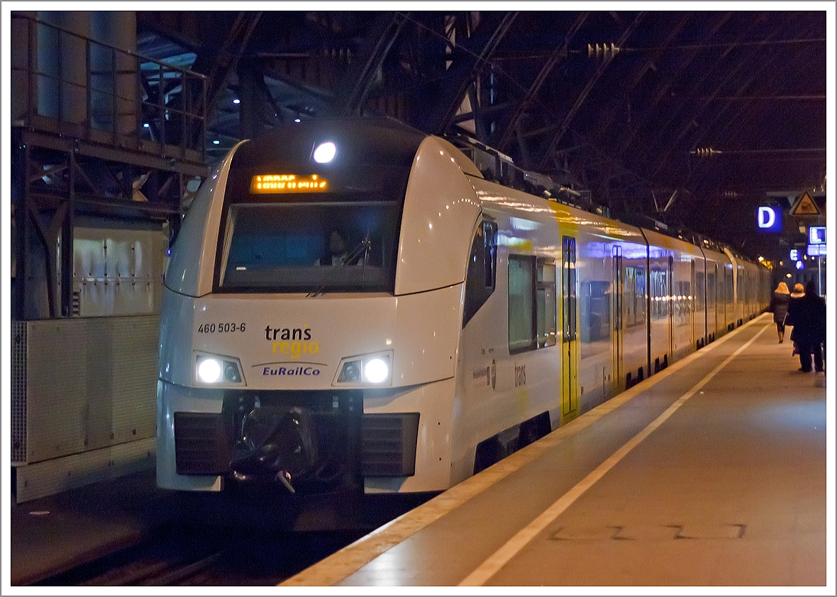 
460 503-6  gekuppelt mit einem weiteren 460er Triebzug (Siemens Desiro ML II) der trans regio (MittelrheinBahn) als MRB 26 nach K�ln Messe/Deutz, am 23.11.2013 beim Halt im Hbf K�ln.

Der Siemens Desiro ML (MainLine) ist ein Einzelwagentriebzug aus dem von Siemens Rail Systems entwickelten Fahrzeugkonzept Desiro. Heute fahren 17 dreiteilige, elektrische Einheiten f�r die MittelrheinBahn.

Der elektrische Regionalbahntriebwagen der Baureihe 460 sieht nicht nur hoch aus, er ist es auch. Die Linienf�hrung ist sehr markant. Das Gesicht sieht sehr dynamisch aus. Damit hebt sich der Triebwagen aus dem bekannten t�glichen Allerlei heraus.

Der elektrische Triebzug besteht aus 3 Einzelwagen.

Technische Daten:
L�nge �ber Kupplung: 70.930 mm
Breite: 2.820 mm
H�he: 4.350 mm
Fu�bodenh�he: 800 mm �ber Schienenoberkante
T�rbreite: 1,30 m
Achsfolge:  Bo'Bo'+2'2'+Bo'Bo'
Stromsystem: 15 kV / 16,7 Hz
Antriebsbauart: Dreiphasen-Wechselstrom-Antrieb mit wassergek�hlten Asynchron-Fahrmotoren in Tatzlager-Ausf�hrung
Antriebsleistung: 2.600 kW
max. Anfahrzugkraft: 170 kN
max. E-Brems-Kraft: 140 kN; fahrleitungsabh�ngige Nutzbremse
max. H�chstgeschwindigkeit: 160 km/h

Seit Herbst 2009 befinden sich auch 305 dreiteilige, elektrische Triebz�ge der Baureihe AM 08 f�r die Belgische Staatsbahn NMBS/SNCB in Produktion.
