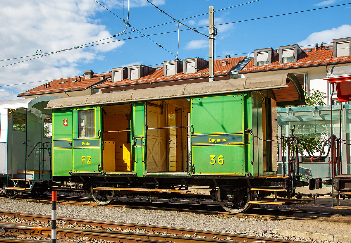 
50 Jahre BC - MEGA STEAM FESTIVAL der Museumsbahn Blonay–Chamby:
Der wunderschöne FZ 2 - Post- und Gepäckwagen ex GFM 36 (Chemins de fer fribourgeois Gruyère–Fribourg–Morat, ehemaliger Name der Freiburgischen Verkehrsbetriebe AG, heute TPF), der Museumsbahn Blonay–Chamby, am 21.05.2018, mit im Riviera Belle Epoque Zug, beim Halt im Bahnhof Blonay.

TECHNISCHE DATEN:
Hersteller: SWS Schlieren (Schweizerische Wagonfabrik AG)
Baujahr: 1903
Spurweite: 1.000 mm
Anzahl der Achsen: 2
Länge über Puffer: 7.290 mm
Achsabstand: 3.150 mm
Eigengewicht: 7,1 t
Max. Ladegewicht: 6 t (4 t im Gepäckabteil und 2 t im Postabteil)
Ladefläche: 13,5 m² (6.5 m² Gepäckabteil und 7 m² Postabteil)
