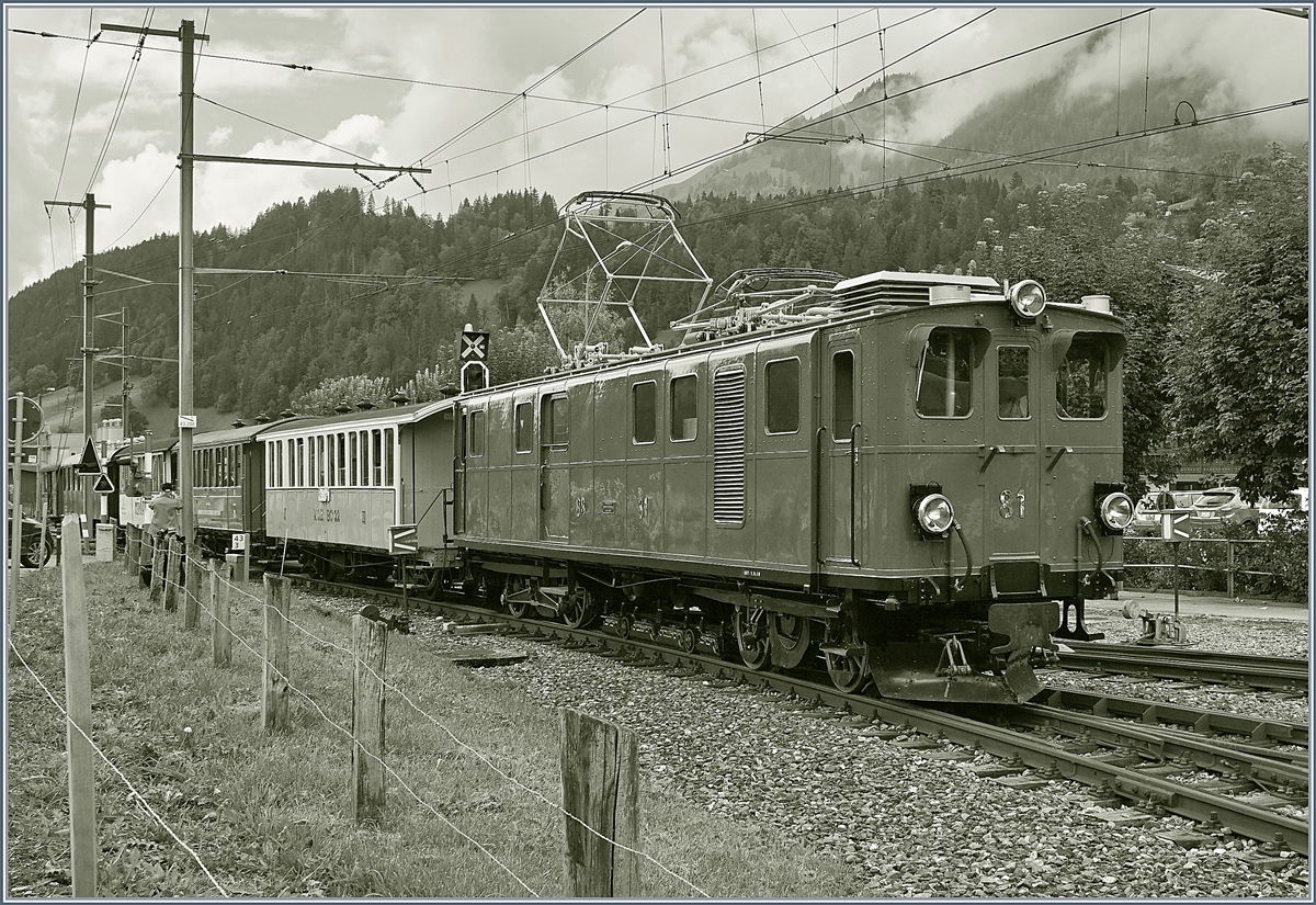 50 Jahre Blonay Chamby - MEGA BERNINA FESTIVAL:  Bündner Tag im Saaneland  - die RhB Ge 4/4 181 heute als BB Ge 4/4 81 bei der Blonay Chamby Museumsbahn, erreicht von Rougemont kommend den Bahnhof Saanen. 
14. Sept. 2018