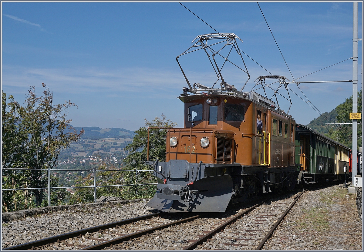 50 Jahre Blonay Chamby - MEGA BERNINA FESTIVAL: Zu meiner grossen Freude besuchte die schöne Bernina Bahn RhB Ge 4/4 182 zum fünfzig jährigen Jubiläum die Blonay Chamby Bahn und absolvierte etliche Fahrten. Im Bild erreicht die Bernina Bahn Rhb Ge 4/4 182 mit einem Reisezg von Blonay kommend den Bahnhof von Chamby. 

8. September 2018