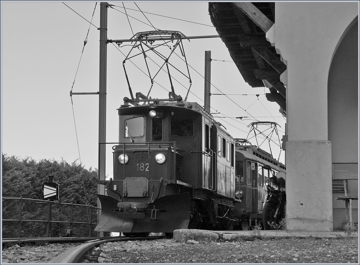 50 Jahre Blonay Chamby - MEGA BERNINA FESTIVAL: Zu meiner grossen Freude besuchte die  die schöne Bernina Bahn RhB Ge 4/4 182 zum fünfzig jährigen Jubiläum die Blonay Chamby Bahn und absolvierte etliche Fahrten. 

Im Bild der erste  offizielle  Zug zum Auftakt des MEGA BERNINA FESTIVAL. 
In Folge des Umbaus der Station von St- Légier Gare und der dadurch fehlenden Möglichkeit zur dortigen Zugskreuzung fuhr der traditionelle Riviera Belle Epoque Express am Samstag von Chaulin nach Montreux statt nach Vevey. Da am Sonntag auf der CEV nur der Stundentakt angeboten wurde, konnte der Riviera Belle Epoque Express hingegen die traditionelle Route nach Vevey bedienen. Hier wartet der Riviera Belle Epoque Express am Samstag mit der Bernina Bahn RhB Ge 4/4 182 und der Blonay-Chamby Bernina Bahn Rhb ABe 4/4 I 35 in Chamby auf die Weiterfahrt nach Montreux bei Châtelard VD.

8. September 2018