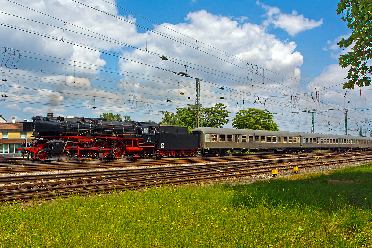 
5.000 Bilder haben wir nun schon auf Hellertal.Startbilder zusammen getragen, da will ich diese Schönheit zeigen......

Die Schnellzug-Dampflokomotive 01 202 (90 85 0001 202-0 CH-VPAC) vom Verein Pacific 01 202, ex DB 001 202-1, ex DB 01 202, ....
Hier fährt sie am 31.05.2014 mit ihren Personenzug beim Dampfspektakel 2014 gleich in den Hauptbahnhof Neustadt an der Weinstraße ein.  

Meinen herzlichen Dank nochmals allen Mitwirkenden und Besuchern.