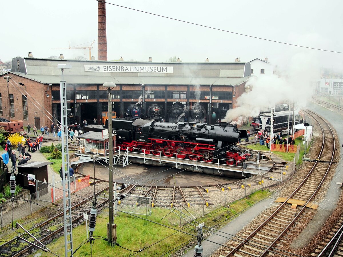 52 8154-8 auf der Drehscheibe beim 8.Dampfloktreffen in Dresden Altstadt am 15.04.2016.