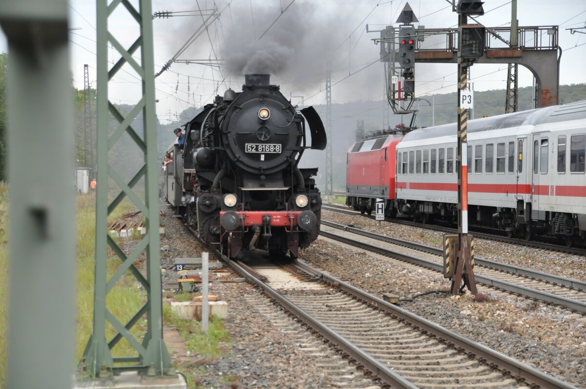 52 8168-8 und auf dem Nachbargleis ein IC mit 101 in Amstetten am 17.09.2011.