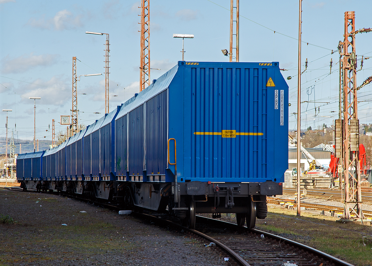 6 Vierachsige Drehgestell-Flachwagen der Gattung Snps 63´ der TRANSWAGGON GmbH (Hamburg), vermietet an die Mercer Holz GmbH, beladen mit je 3 speziellen 21 Fuß Container befüllt mit Holzhackschnitzeln, abgestellt am 23.02.2022 beim Südwestfalen Container-Terminal in Kreuztal.

TRANSWAGGON (TWA) hat 156 dieser Waggons zum Transport von Holzhackschnitzeln für Mercer Holz, vom slowakischen Hersteller Tatravagónka a.s. in Poprad bauen lassen. Vom slowenischen Hersteller Container d.o.o. in Celje wurden die speziellen und mit 2,93 m etwas breiteren 21 Fuß Container (3 Stück je Wagon) gebaut. Die Entwicklung entstand aus einer gemeinsamen Kooperation von TRANSWAGGON, Forstlogistik CH AG und Mercer Holz. Ein solcher Holzhackschnitzeln-Zug soll 90 LKW-Transporte und somit 28.000 kg CO² einsparen.

Besonders wichtig war Mercer Holz die größtmögliche Flexibilität beim Einsatz der neuen Wagen. Dem trägt TWA Rechnung, indem dass die Snps-Wagen sowohl die Holzhackschnitzel-Container transportieren können, oder für Rundholz mit Rungen-Kassetten oder mit festen Rungen ausgestattet werden können. Neben den 156 Wagen mietet Mercer Holz auch die 3 entsprechenden Holzhackschnitzel-Container pro Wagen. Damit wächst die Waggonflotte der Mercer Holz auf über 500 Wagen desselben Typs und erleichtert damit die Wartung und Pflege der Wagen erheblich. Die Wagen sind Zugelassen für Deutschland, Österreich, Slowakei, Tschechien, Polen, Dänemark, Schweden, Niederlande, Slowenien (D/A/SK/CZ/PL/DK/SE/NL/SLO).

TECHNISCHE DATEN:
Hersteller Tatravagónka Poprad a.s. 
Spurweite: 1.435 mm
Länge über Puffer: 20.770 mm 
Drehzapfenabstand: 15.230 mm
Achsabstand in den Drehgestellen: 1.800 mm
Laufraddurchmesser: 920 mm (neu)
Ladelänge: 19.500 mm (63 Fuß)
Höhe der Ladeebene über S.O.: 1.145 mm
Eigengewicht: 29.000 kg
Max. Zuladung: 71,0 t (ab Streckenklasse D)
Max. Geschwindigkeit: 100 km/h (leer 120 km/h)
Kleinster befahrbarer Gleisbogen: R 75 m 
Bremse: KE-GP-A (K), max. 59 t 
Bremssohle: C 810
Feststellbremse: Ja
Verwendungsfähigkeit: TEN GW

Quellen: www.mercer-holz.de; www.transwaggon.de; Wagenanschriften
