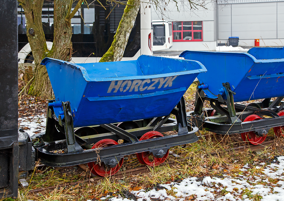 600 mm Feldbahn-Kipplore eingereiht in einen Denkmal-Lorenzug mit einer DIEMA Feldbahnlok am11.12.2021 bei dem Betriebshof der Westerwaldbahn (WEBA) auf der Bindweide bei Steinebach/Sieg.

Für den Laien ist alles, was auf der Feldbahn fährt eine Lore. Tatsächlich bezieht sich dieser Ausdruck auf die wohl am weitesten verbreitete Wagenform - eine einfaches Rahmengestell mit zwei Achsen, Pilzkopfkupplungen und kippbarer Mulde. Die Mulden gab es in schmaler Bauform für den beengten Tiefbaubetrieb (Untertage-Bergbau), in breiter Bauform für die Tagebaue, Steinbrüche, Fabrikanlagen, usw.. In dieser Form war dieser Wagentyp in 100.000 und mehr Exemplaren weltweit im Einsatz. Von der Westerwälder Tongrube bis zum Bau der Autobahnen. In den Ausführungen zeigte sich eine kaum zu überblickende Vielfalt. 

Diese Kipplore ist in der Bauart Eluco Record, in geschweißter Ausführung: Mulde aus Stahlblech, Abrollwiegen, Schlagleisten und Untergestell aus Profilstahl.