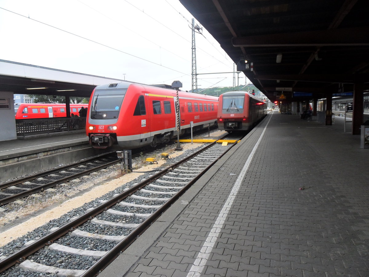 611 023 steht bereit als Re 22330 nach Donaueschingen auf Gleis 6n.
Auf Gleis 7n steht der 612 128 wo gerade als Re von Sigmaringen eingefahren ist.

April 2016