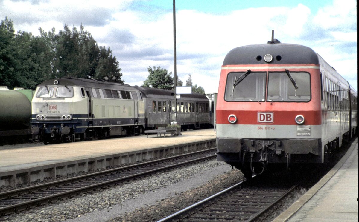 614 011-5 und 218 421-6 in cham am 13.09.1997.