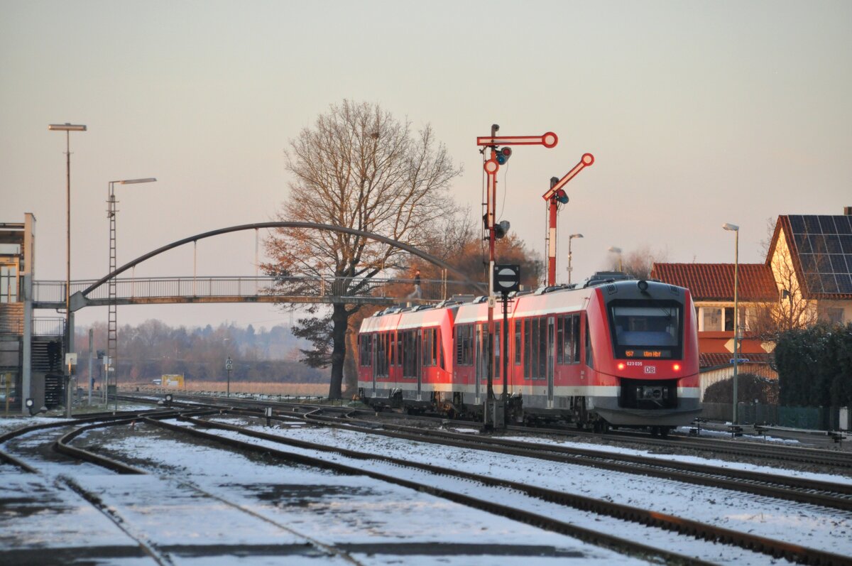 623 538 und 622 039 als R7 in Vöhringen am 07.02.2023.