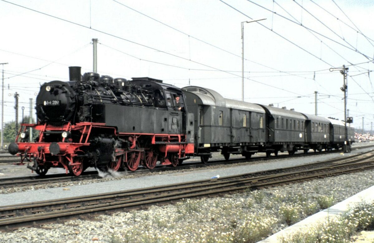 64 289 mit Donnerbüchsenzurnbergg bei der Jubiläumsparade 150 Jahre Deutsche Eisenbahn in Nürnberg am 14.09.1985.