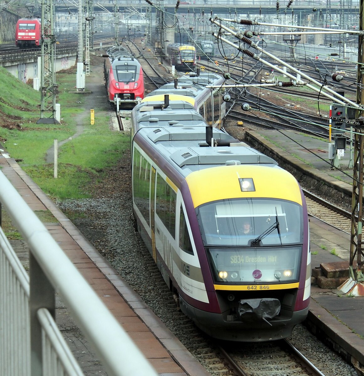 642 846 der VVO SB 34 in Dresden Hbf am 15.04.2016. Im Hintergrund steht ein 442 und eine 101 rangiert.