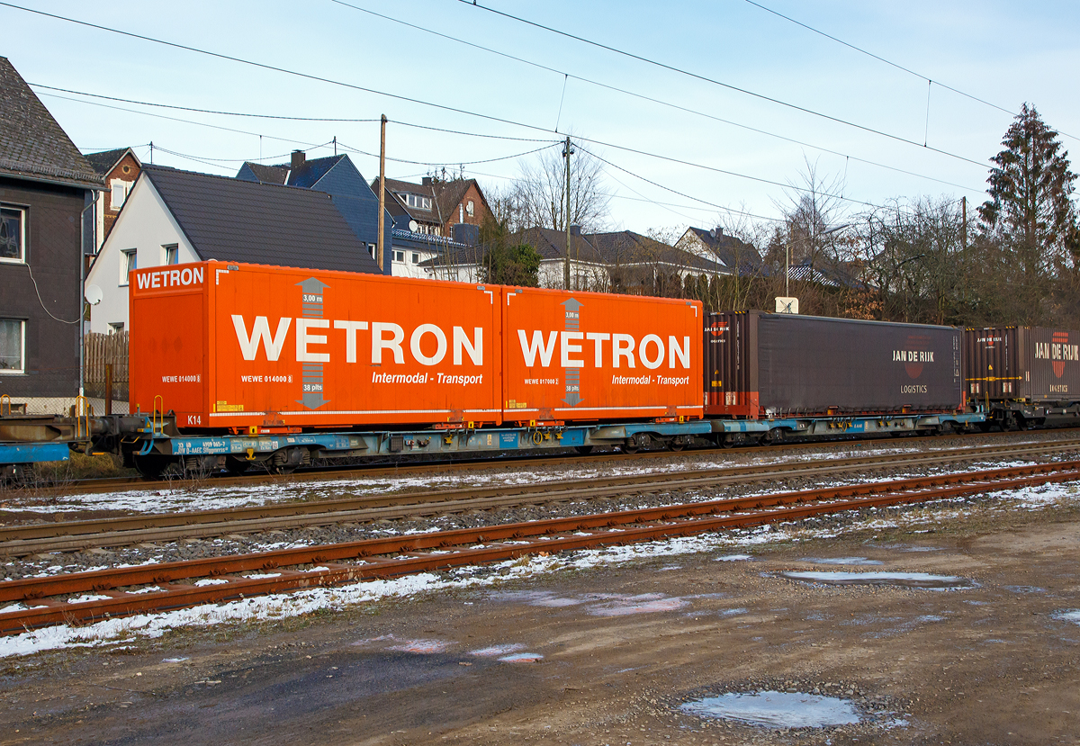 8-achsiger Niederflur-Containertragwagen (Megafret) 33 68 4909 161-1 D-AAEC der Gattung Sffggmrrss 40 der AAE Cargo AG (geh�rt zur VTG) am 19.01.2019 im Zugverband in Mudersbach/Sieg.

Eine der besten Konstruktionen auf dem Gebiet des kombinierten Verkehrs. Bei einer Ladeh�he von nur 825 mm ist es m�glich, Container von 9‘6“ (Highcube) durch den �rmelkanal-Tunnel in europ�ische Terminals zu transportieren. Volumeng�ter k�nnen ausgezeichnet transportiert werden und es ist m�glich, Wechselbeh�lter und Container mit einer externen H�he von 3.220 mm innerhalb des C-45 Profils zu fahren.

TECHNISCHE DATEN:
Spurweite: 1.435 mm
Achsanzahl: 8 (in 4 Drehgestelle)
L�nge �ber Puffer: 36.440 mm
Ladel�nge: 2 x 16.105 mm (104 ft)
Ladebreite: 2.600 mm
Ladeh�he: 825 mm
Drehzapfenabstand: 2 x 13.080 mm 
Achsabstand im Drehgestell: 2.000 mm
Laufraddurchmesser (neu): 730 mm
Drehgestell: Y33-K
Eigengewicht: 39.000 kg
Max. Zuladung: 89,0 t
H�chstgeschwindigkeit: 100 km/h (S) / 120 km/h (SS)
Intern. Verwendungsf�higkeit: RIV
Kleister befahrbarer Gleisbogen: R=150 m  (Einzelwagen 75 m)
Anzahl der Containerzapfen: 32