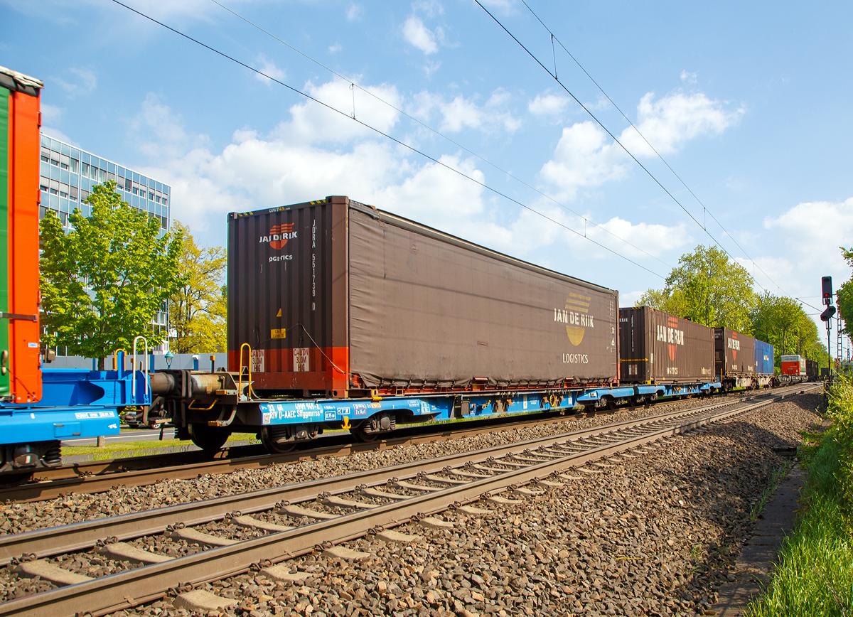 8-achsiger Niederflur-Containertragwagen (Megafret) 33 68 4909 949-2 D-AAEC der Gattung Sffggmrrss 40 der AAE Cargo AG (heute zur VTG), beladen mit zwei 40‘ Containern, am 30.04.2019 im Zugverband bei der Durchfahrt in Bonn-Gronau (n�he dem Bf Bonn UN Campus).

Die UIC Nummer ist hier noch nach dem alten Schl�ssel, so steht die dritte und vierte Ziffer als f�r Kode f�r das Eigentumsmerkmal (68 = Gemeinschaft der Bentheimer Eisenbahn und der Ahaus–Alst�tter Eisenbahn). Bis Ende 2005 wurde mit ihm der Eigent�mer eines Wagens kodiert, dann trat der zweistellige L�ndercode an seine Stelle. So st�nde nach dem neuen Nummernsystem eine 80 f�r Deutschland hier.

Diese Wagen mit zwei tiefen Plattformen auf vier Drehgestellen (acht Achsen) eignet sich zum Transport von 20‘, 30‘, 40‘ Containern und Wechselbeh�ltern nach UIC 592 Norm, in symmetrischer und asymmetrischer Ladekonfiguration auf der kompletten Ladel�nge. Die Gesamtl�nge des Wagens wird mit Hilfe eines kurzen Kupplungssystem zwischen den zwei Tiefladeplattformen optimiert.


Bei einer Ladeh�he von nur 825 mm ist es m�glich, Container von 9‘6“ (Highcube) durch den �rmelkanal-Tunnel in europ�ische Terminals zu transportieren.

Volumeng�ter k�nnen ausgezeichnet transportiert werden und es ist m�glich, Wechselbeh�lter und Container mit einer externen H�he von 3.220 mm innerhalb des C-45 Profils zu fahren.

TECHNISCHE DATEN:
Spurweite: 1.435 mm
L�nge �ber Puffer: 36.440 mm
Drehzapfenabstand: 2 x 13.080 mm
Radsatzstand in den Drehgestellen: 2.000 mm
Laufraddurchmesser: 730 mm (neu) 
Ladel�nge: 2 x 16.105 mm
Eigengewicht: ca. 39 t
Nutzlast: ca. 89 t
Max. Geschwindigkeit bei 135,0 t: 100 km/h
Max. Geschwindigkeit bei 120,0 t: 120 km/h
Kleinster bef. Gleisbogenradius: 150 m (im Zugverband) / 75 m der Einzelwagen
Intern. Verwendungsf�higkeit: RIV
