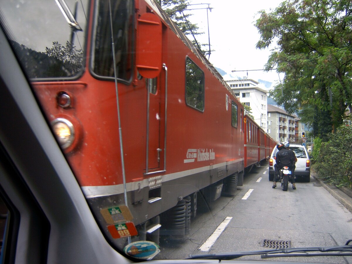 Ab hier heißt es Rückspiegel einklappen; Straßenbegegnung mit RhB Ge 4/ II Nr.632 in Chur am 10.09.2005.