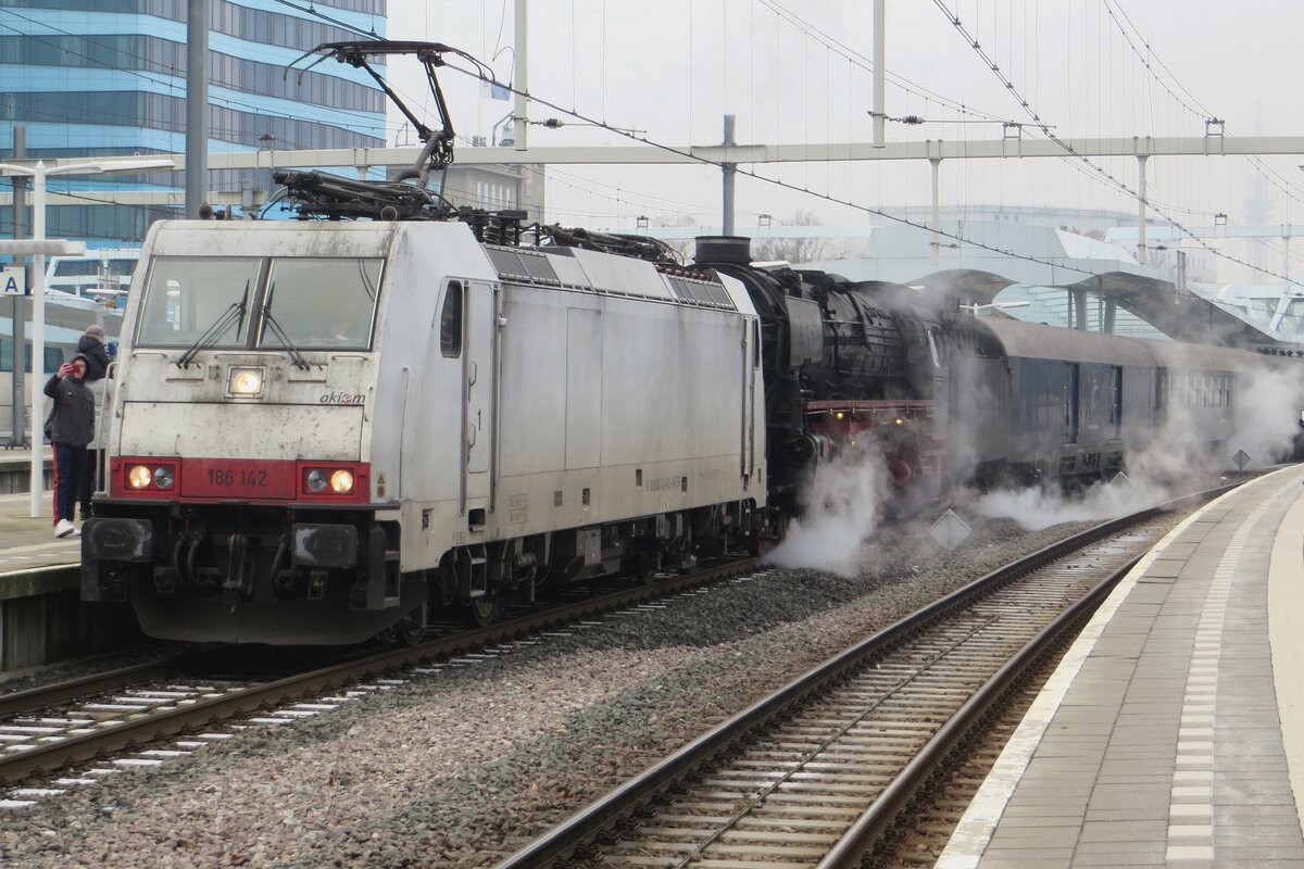 Abfahrtbereit: NIAG 186 142 hat sich vor der SSN 01 1075 mit 'Kerst-Expres';' gesetzt und soll Arnhem um 11;01 verlassen am 17 Dezember 2022.