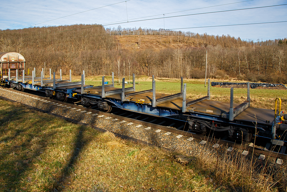 Achsachsiger modulare Doppel-Güterwageneinheit 37 80 4851 122-4 D-VTGCH, der Gattung Sggrrs2x40‘ , der VTG Schweiz, am 02.03.2022 im Zugverband bei einer Zugdurchfahrt bei Rudersdorf (Kr. Siegen). VTG Bezeichnung SGGRRS 2x40‘ + VTG ModuPallet Coils & Steel.

Der Sggrrs 2x40‘ ermöglicht es, mit seinem optimierten Eigengewicht mehr Zuladung je Wagen zu realisieren. Die ModuPallet Coils & Steel, die modulare Lösung der VTG für den Transport von Coils und weiteren Stahlerzeugnissen, passt perfekt dazu. Entworfen für den Transport von Coils, schafft sie es dennoch, auch weitere Stahlerzeugnisse wie Brammen, Rohre und Schienen zu transportieren. Ihre universelle Einsatzfähigkeit generiert so ein Maximum an Flexibilität. Für Coils können bis zu 6 spezielle Paletten, mit einem Eigengewicht von 1.450 kg/Stück, montiert werden. 

TECHNISCHE DATEN gemäß VTG-Datenblatt:
Spurweite: 1.435 mm (Normalspur)
Länge über Puffer:  26.710 mm (2 x 13.355 mm)
Drehzapfenabstand: 2 x 8.700 mm
Achsabstand in den Drehgestellen: 1.800 mm 
Raddurchmesser: 920 mm (neu)
Ladelänge: 2 x 12.370 mm (2 x 40‘ (ft))
Ladehöhe über SO: 1.155 mm
Eigengewicht: 39.000 kg
Zuladung bei Lastgrenze S: 141 t (ab Streckenklasse D3)
Max. Zuladung: 180 t
Max. Geschwindigkeit: 100 km/h 
Kleinster Gleisbogenhalbmesser: 75 m
Bauart der Bremse: KE-GP-A (K)
Bremssohle: K
Handbremse: Ja
Internationale Verwendungsfähigkeit: TEN-GE
