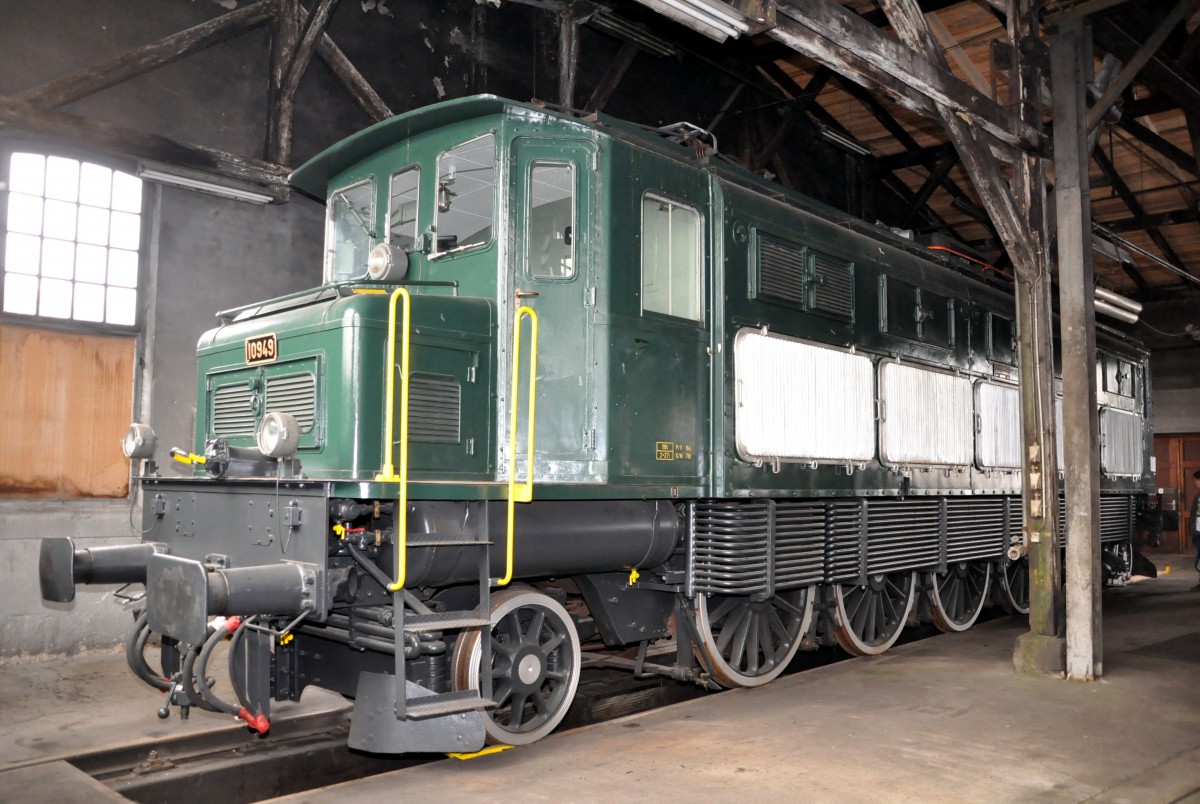 Ae 4/7 Nr. 10949 als Botschafterlok der Schweiz im Bahnpark Augsburg am 25.10.2009. Zu sehen ist die antriebslose Seite vom Buchli-Antrieb.
