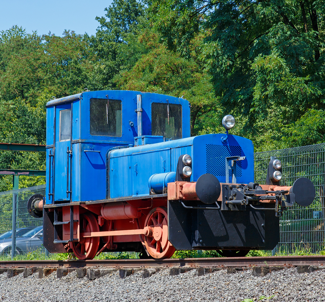 
Als Denkmal..........

Eine Deutz  A4L 514 R als Denkmal aufgestellt bei der ASCEM - Arndt Schaefer Chemicals Environment Metals in Windeck-Schladern (Sieg), hier am 02.08.2015, aufgenommen durch durchs Tor. Sie hat sogar eine automatische Rangierkupplung.

Die Deutz vom Typ  A4L 514 R wurde 1953 von der Klöckner-Humboldt-Deutz AG in Köln unter der Fabriknummer  55574 gebaut und an Matthes & Weber GmbH in Duisburg-Hochfeld geliefert.

Die A4L 514 R war der Nachfolger der erfolgreichen Vorkriegstype OMZ 122 R. Ein 55 PS starker luftgekühlter Deutz Vierzylinder-4-Takt-Dieselmotor vom Typ A4L 514 trieb über ein mechanisches Vier-Gang-Getriebe die Hinterachse an. Über Stangen wurde die Kraft auf die vordere Achse übertragen.

Einfacher Aufbau und Robustheit bescherten den Lokomotiven oftmals einen sehr langen Einsatzzeitraum. Auch heute sind diese Loks zum Teil noch im Einsatz anzutreffen.

Konstruktiv unverändert war der Nachfolger im Typenprogramm 1959 die KS 55 B.

Technische Daten
Spurweite 1.435 mm
Achsfolge: B-dm
Länge über Puffer: 5.730 mm
Achsstand: 2.500 mm
größte Breite: 2.538 mm
größte Höhe über Schienenoberkante: 3.017 mm
Raddurchmesser:  850 mm
Dienstgewicht:14 t
Achslast: 7 t
Dieselmotortyp: Deutz A4L 514
Dieselmotorbauart: 4-Zylinder / 4-Takt / Reihenmotor
Motor Hubraum: 5,3 l
Dieselmotorleistung: 55 PS bei 1500 1-min
Getriebe: Viergang mechanisch
Getriebehersteller: Deutz
Höchstgeschwindigkeit: 14,5 km/h
Anfahrzugkraft:  3460 kg / 34,6 kN

Baujahre 1950 - 1960
gebaute Stückzahl 175
