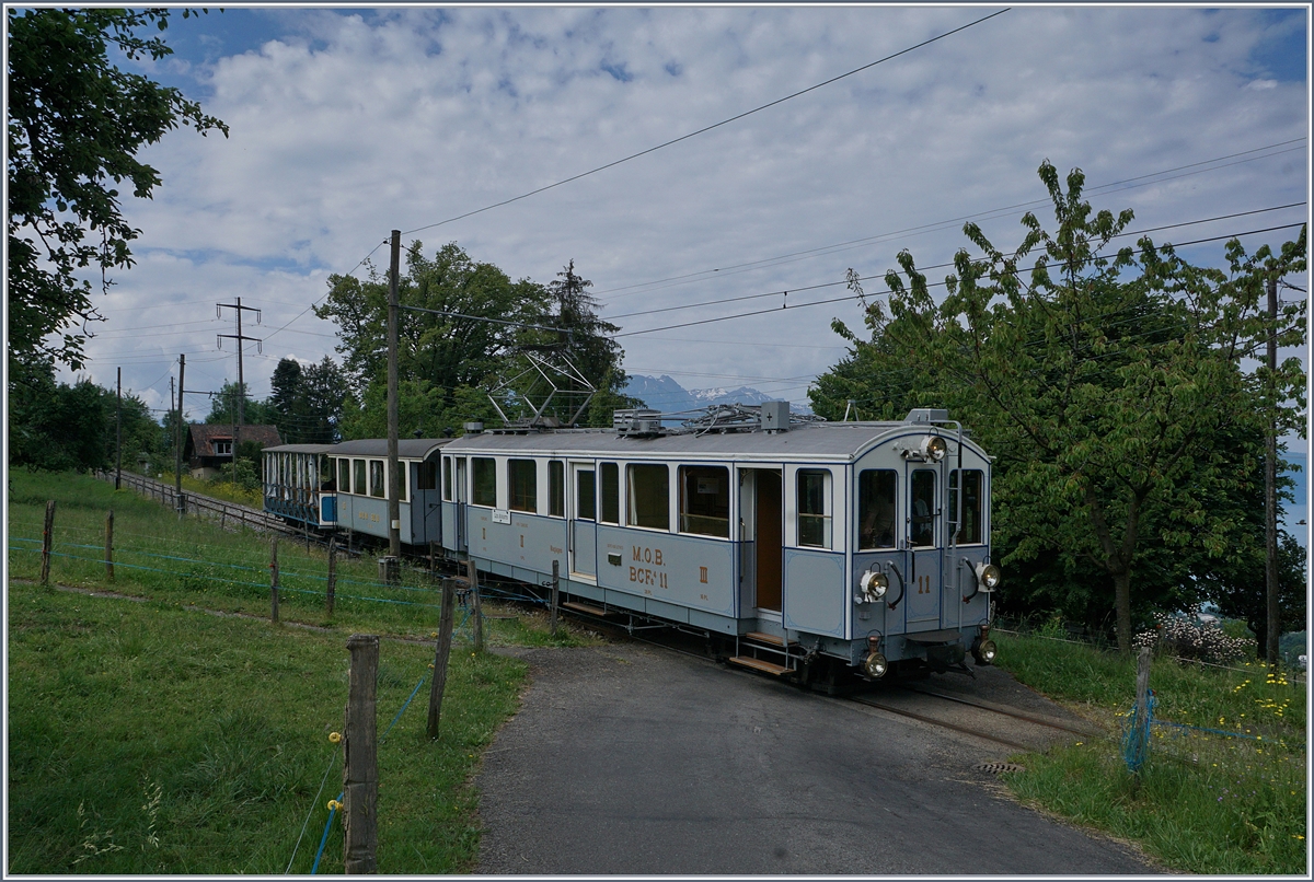 Als Erg�nzung zu Walters Bild des unbewachten Bahn�bergangs bei Conraux dieses Bild des MOB BCFe 4/4 N� 11 an fast der gleichen Stelle.
(Hier noch der Link zum erw�hnten Bild: http://hellertal.startbilder.de/bild/schweiz~museumsbahnen-und-vereine~b-c-blonay-chamby/564159/bcmvr-unbewachter-bahnuebergang-bei-cornaux-vd-der.html
 
3. Juni 2017