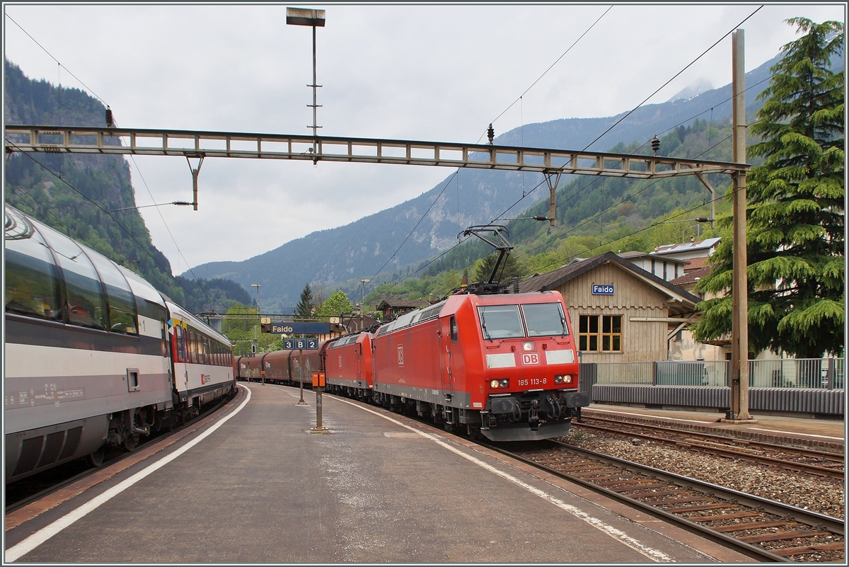 Als ich in meinen Zug Richtung Norden einsteigen wollte, kamen noch zwei DB 185 mit einem Güterzug durch Faido gefahren.
6. Mai 2014