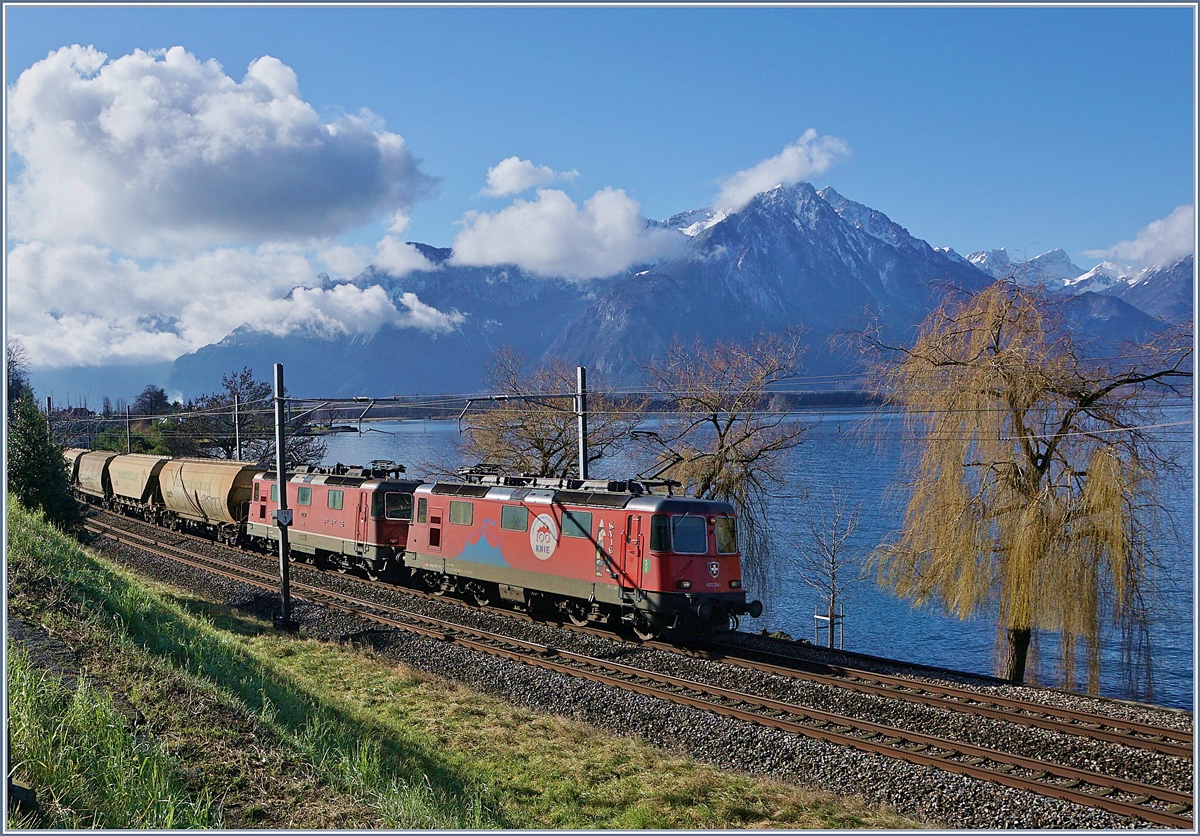 Als ich mich schon auf den Rückweg machte, tauchte überraschendes auf: die SBB Re 4/4 II 11249-1  100 Jahre Nationalzirkus KNIE  (UIC 91 85 4420 294-1 CH-SBBC) und die SBB Re 44/4 II 11260 (UIC 91 85 4420 260-2 CH-SBBC) mit dem  Spaghetti -Zug auf der Fahrt von Italien nach Frankreich kurz nach Villeneuve.

5. Feb.2020