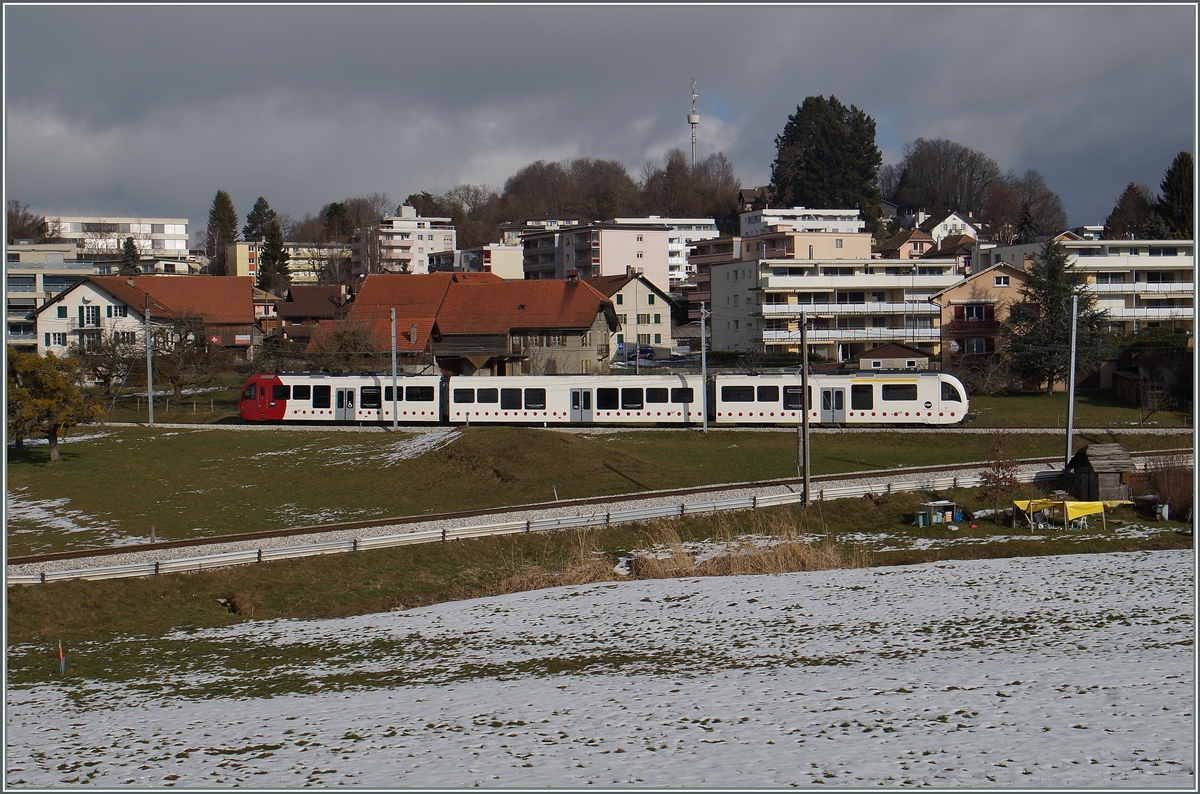 Als S 50 14816 von Pal�zieux nach Bulle unterweges verlassen die TPF SURF Be 2/4 102 und ABe 2/4 102 (mit Zwischenwagen) nach der Spitzkehre den Bahnfof Ch�tel St-Denis. 
Der neue Bahnhof kommt links des Bildes zu stehen und den Vordergrund werden dann hohe Wohnh�user zieren. 
29. Jan. 2016
